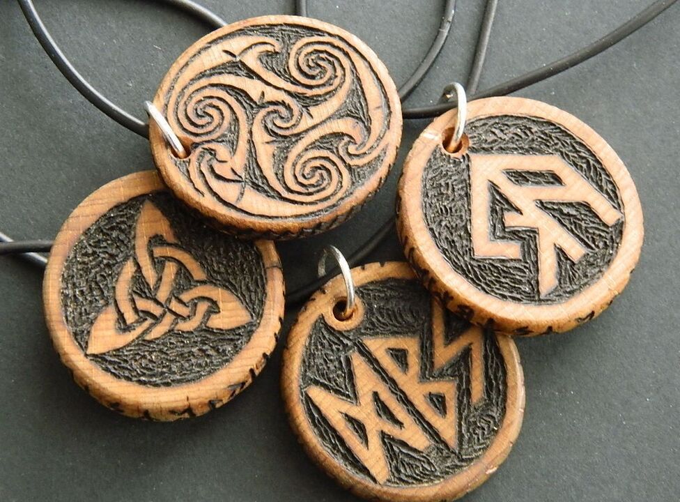 pendants le runes le haghaidh ádh mór