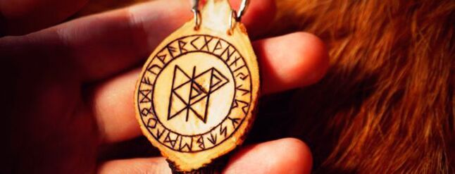 runes ar an amulet de luck maith